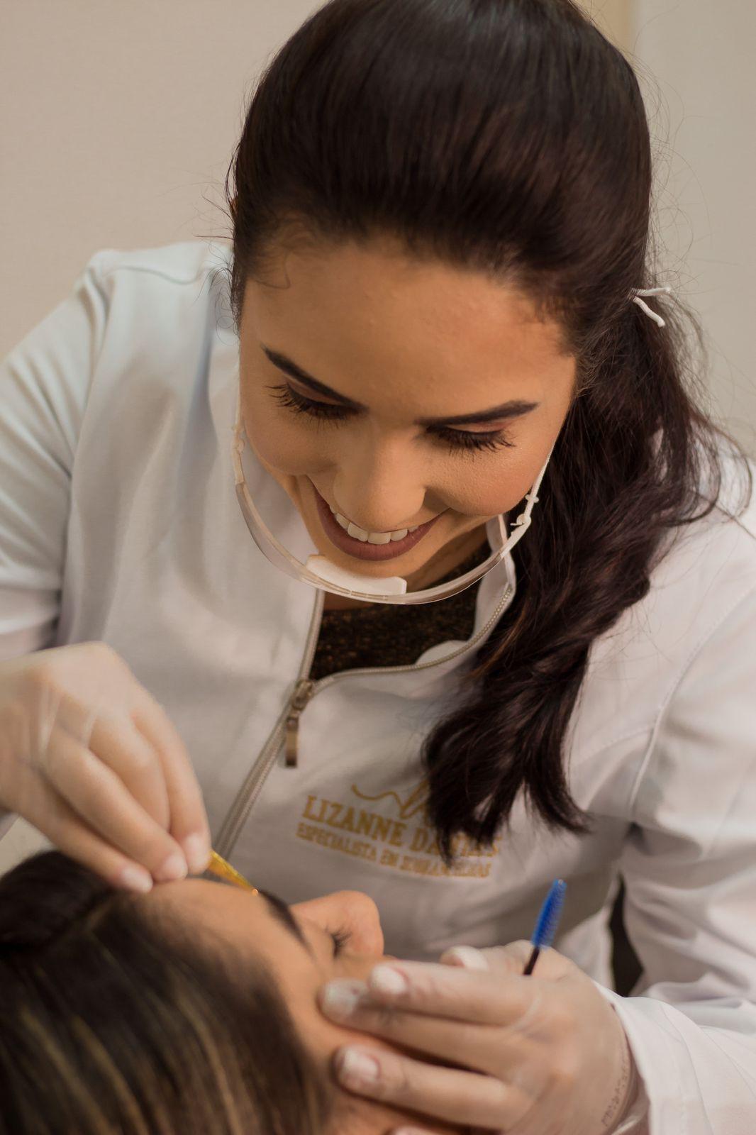 Profissional aplicando técnica de visagismo